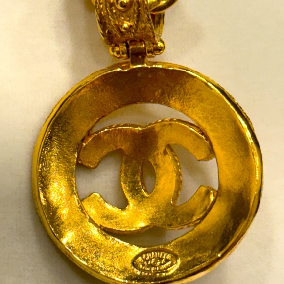 Vintage CHANEL Medallion CC 24K plated Chunky Long Necklace with COA with box - Picture 4 of 6